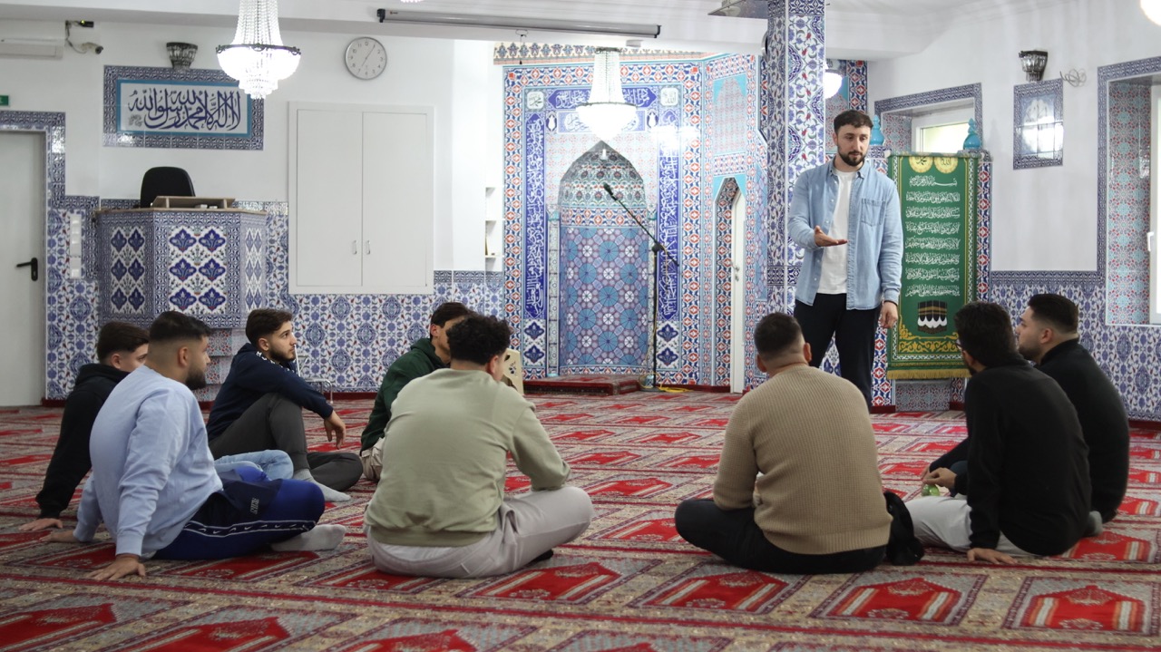Männer in Diskussion in der Moschee